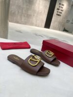 valentino garavani vlogo signature slide sandal brown qklat.jpg