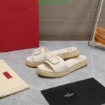 valentino garavani vlogo signature slide sandals white h91cx.jpeg