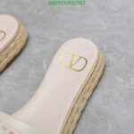 valentino garavani vlogo signature slide sandals white os83z.jpeg
