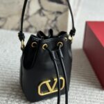 valentino mini vlogo signature bucket bag in nappa leather black 22cm 5w2p0z44vnl 0no afdcw.jpg
