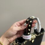 valentino rockstud crossbody pouch in grainy leather black 16cm 5w2p0w31vsh 0no annya.jpg