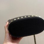 valentino rockstud crossbody pouch in grainy leather black 16cm 5w2p0w31vsh 0no o3ji7.jpg