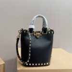 valentino rockstud crossbody pouch in grainy leather black 16cm 5w2p0w31vsh 0no xaigg.jpg
