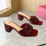 valentino vlogo signature slide sandal burgundy blu4p.jpg