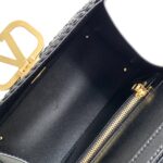 valentino vlogo top handle bag black 22cm 2wxel.jpg