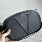 valentino vlogo walk leather crossbody bag black 25cm jgkft.jpg
