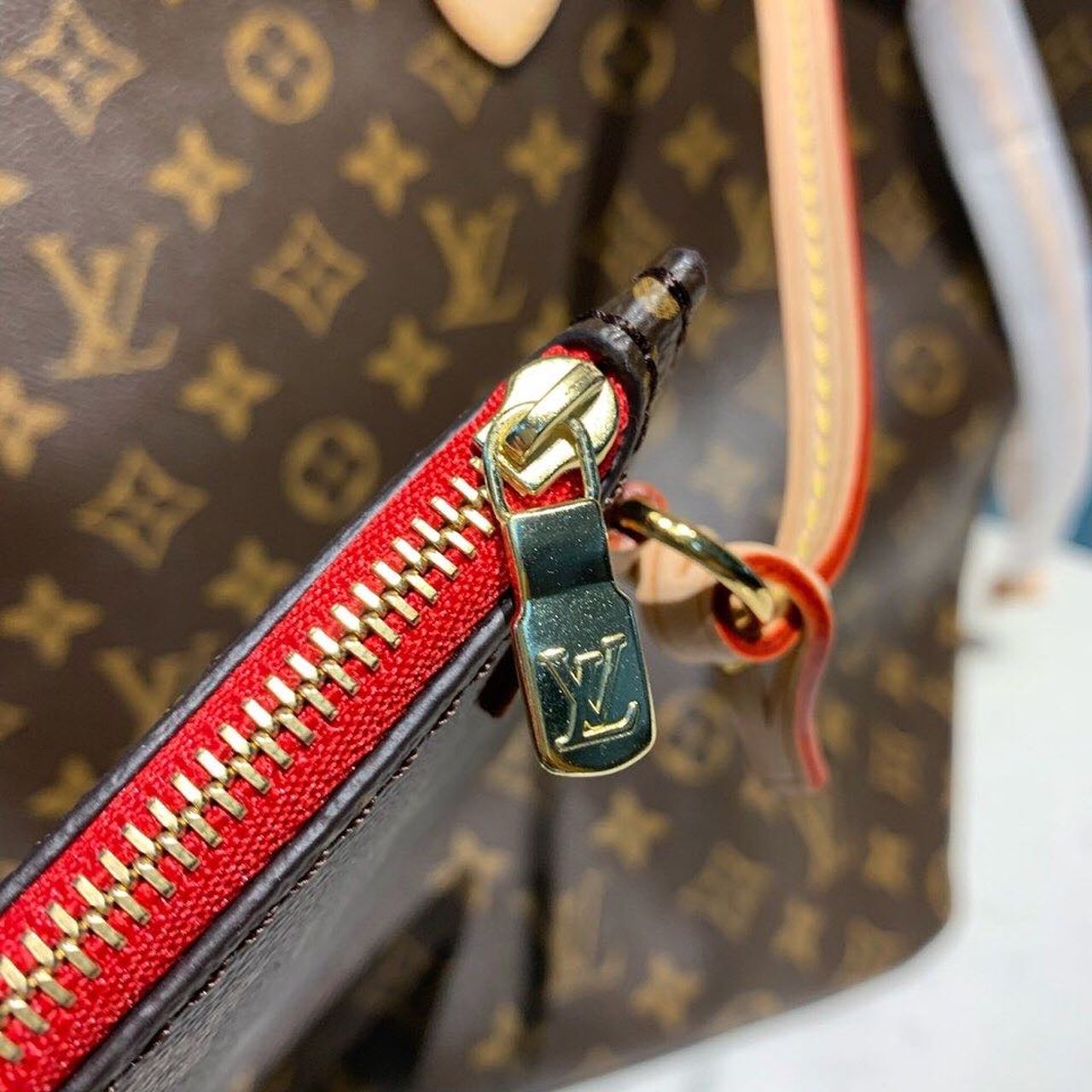 LV Neverfull GM Tote Bag Monogram Canvas Red M40991 5 1084651572465167 .pic 12872.1572465638.jpg