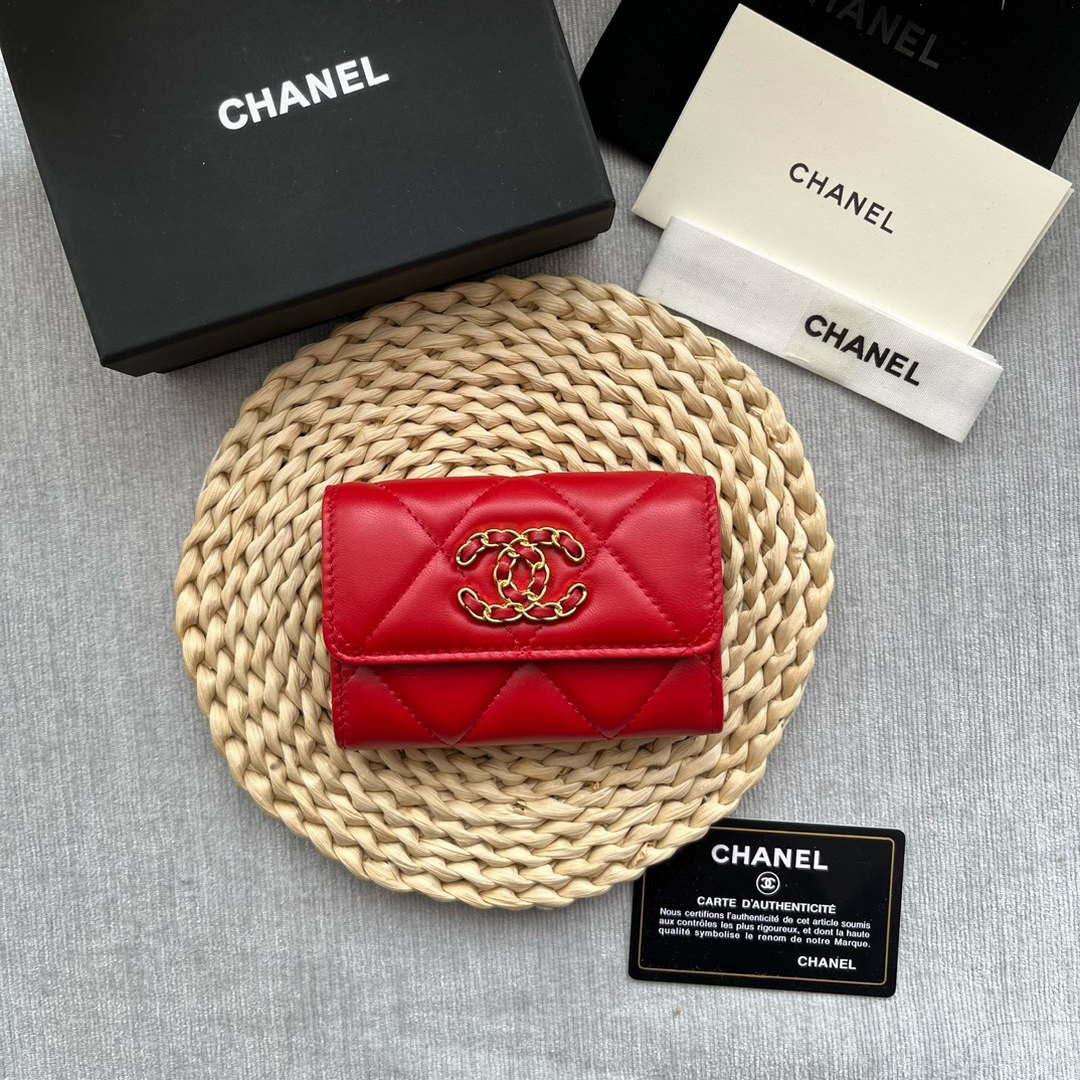 CN AP1790 19 flap Card Holder shiny lambskin gold tone ruthenium finish metal Red 1 chanel ap1790 19 flap card holder shiny lambskin gold tone ruthenium finish metal red 001 luxibags.ru .jpg