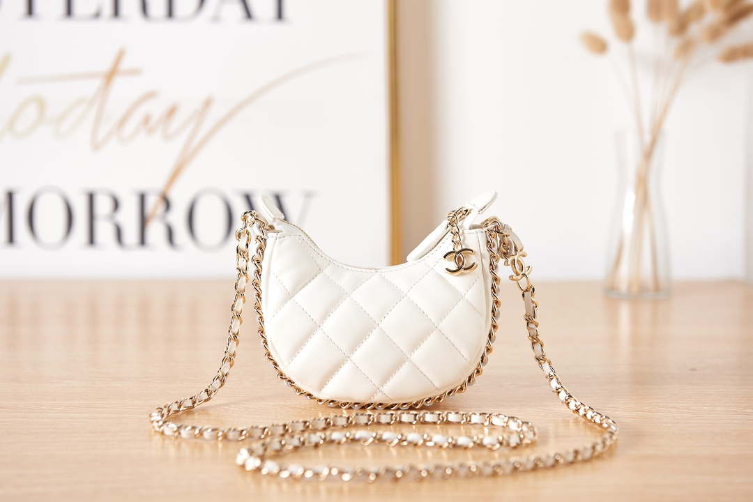 CN AP3232 Clutch With Chain Lambskin & Shiny Light Gold Metal White 1 chanel ap3232 clutch with chain lambskin shiny light gold metal white 001 luxibags.ru .jpg