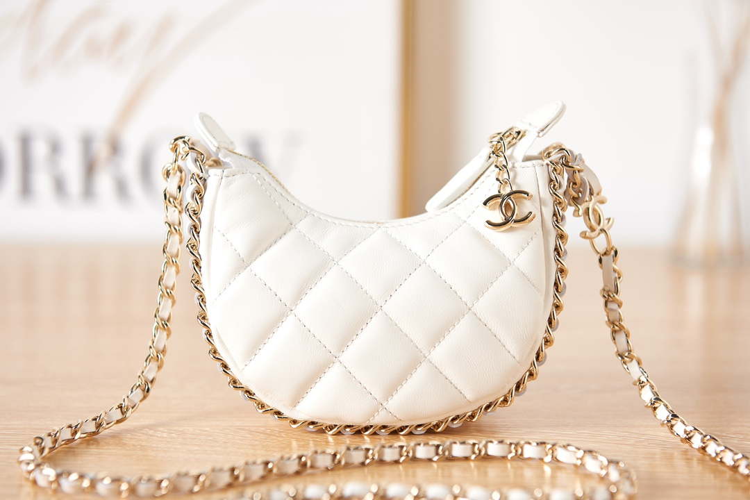 CN AP3232 Clutch With Chain Lambskin & Shiny Light Gold Metal White 2 chanel ap3232 clutch with chain lambskin shiny light gold metal white 002 luxibags.ru .jpg
