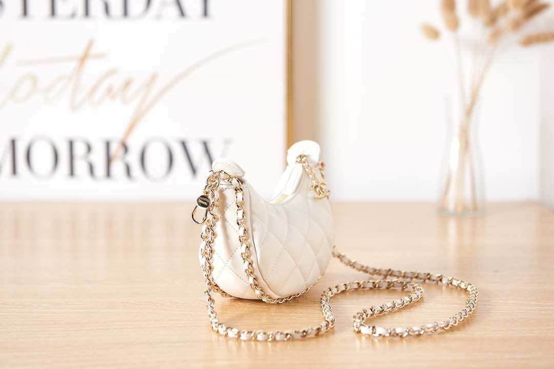 CN AP3232 Clutch With Chain Lambskin & Shiny Light Gold Metal White 4 chanel ap3232 clutch with chain lambskin shiny light gold metal white 004 luxibags.ru .jpg