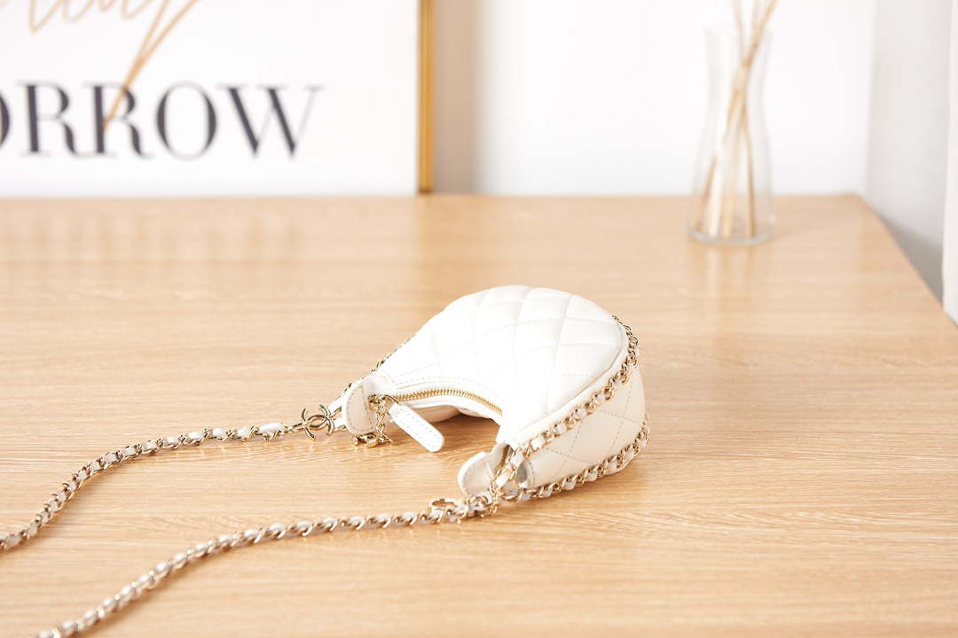 CN AP3232 Clutch With Chain Lambskin & Shiny Light Gold Metal White 5 chanel ap3232 clutch with chain lambskin shiny light gold metal white 005 luxibags.ru .jpg