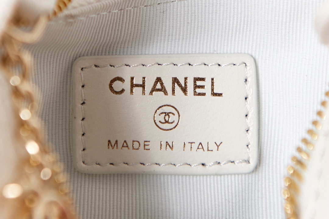 CN AP3232 Clutch With Chain Lambskin & Shiny Light Gold Metal White 9 chanel ap3232 clutch with chain lambskin shiny light gold metal white 009 luxibags.ru .jpg