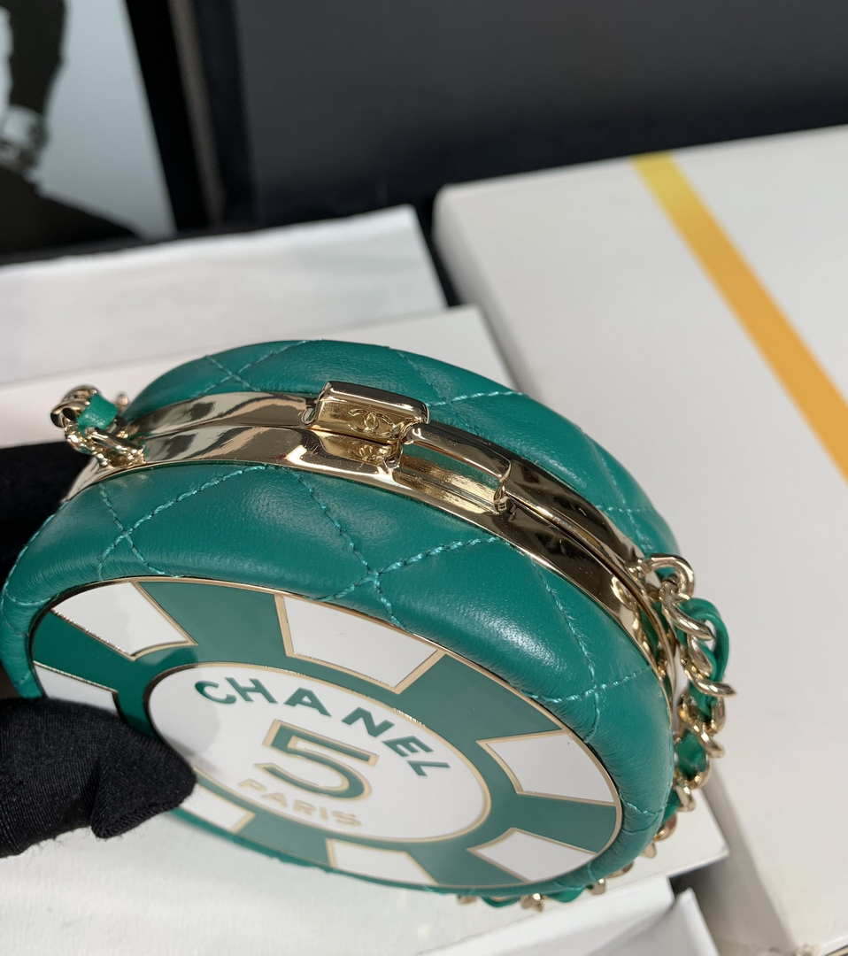 CN Ap3704 Clutch With Chain Lambskin Enamel & Gold-Tone Metal Green & White 3 chanel ap3704 clutch with chain lambskin enamel gold tone metal green white 003 luxibags.ru .jpg