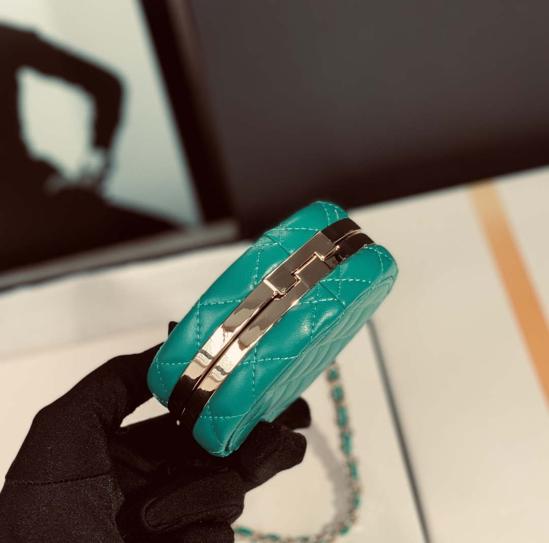 CN Ap3704 Clutch With Chain Lambskin Enamel & Gold-Tone Metal Green & White 7 chanel ap3704 clutch with chain lambskin enamel gold tone metal green white 007 luxibags.ru .jpg