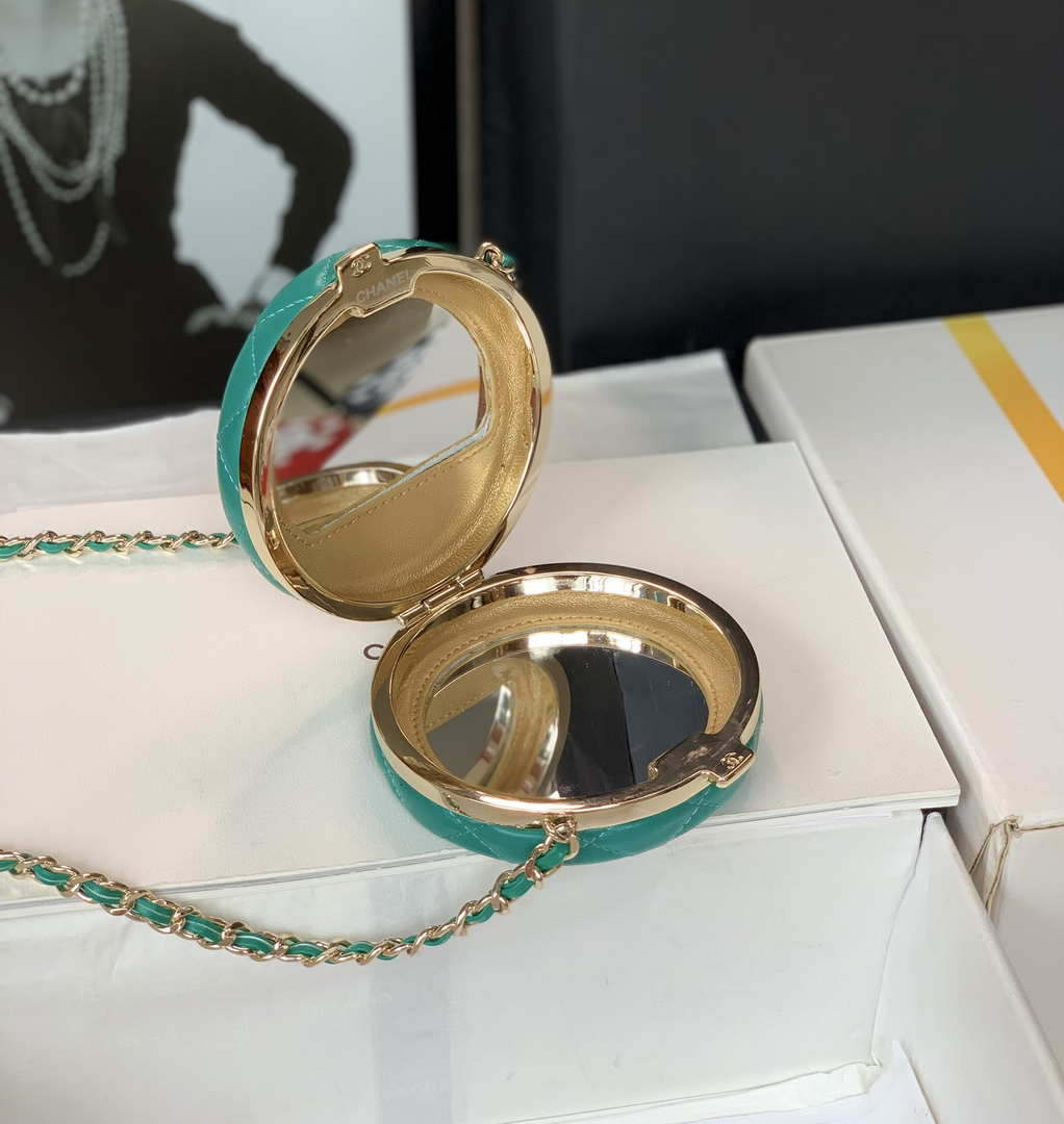 CN Ap3704 Clutch With Chain Lambskin Enamel & Gold-Tone Metal Green & White 9 chanel ap3704 clutch with chain lambskin enamel gold tone metal green white 009 luxibags.ru .jpg