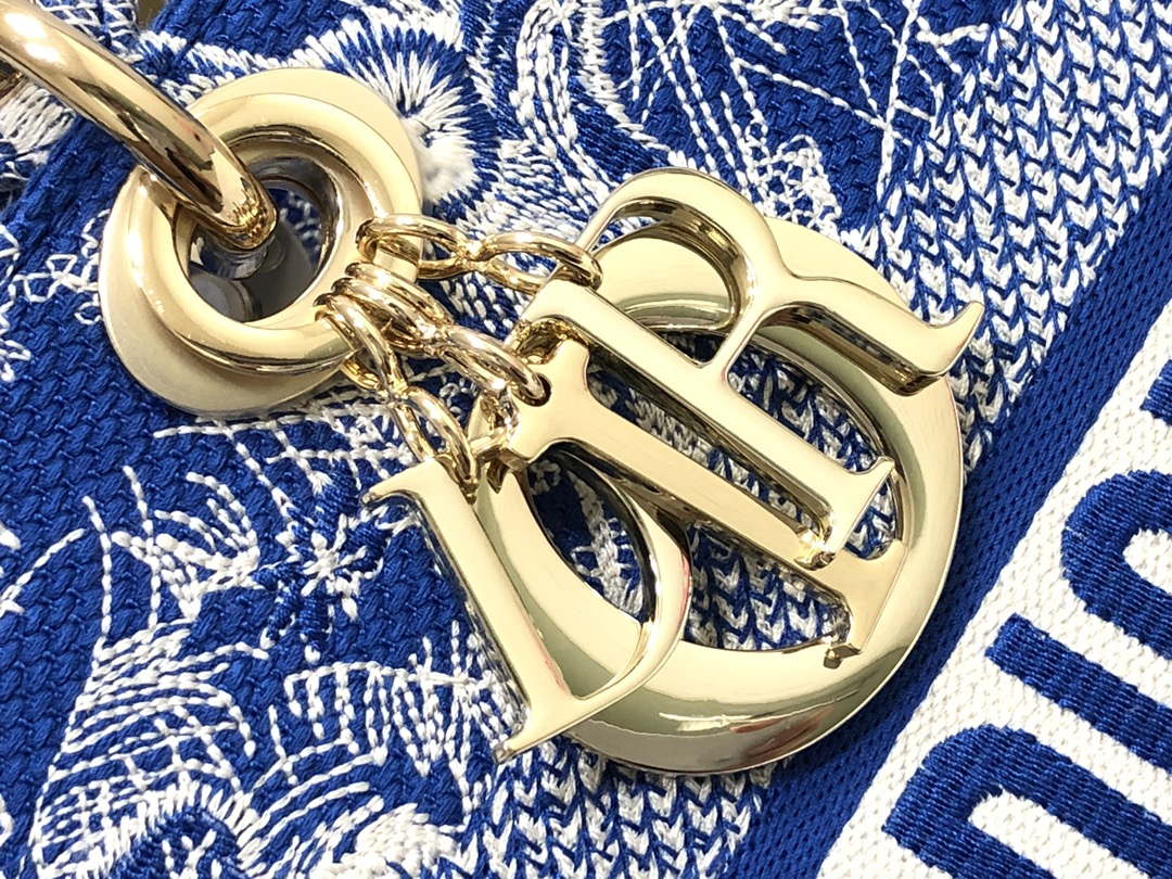 D1or M0566 Large Lady D-Lite Blue Toile de Jouy Embroidery M1053 6 dior m0566 large lady d lite blue toile de jouy embroidery m1053 06 luxibags.ru .jpg