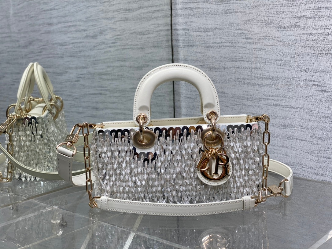D1or M0613 Small Lady D-joy Bag Cannage Lambskin Limited Edition D-Joy Bag Black Fabric Embroidered with Glass-Bead Fringe White 1 dior m0613 small lady d joy bag cannage lambskin limited edition heavy industry beads white 01 luxibags.ru .jpg
