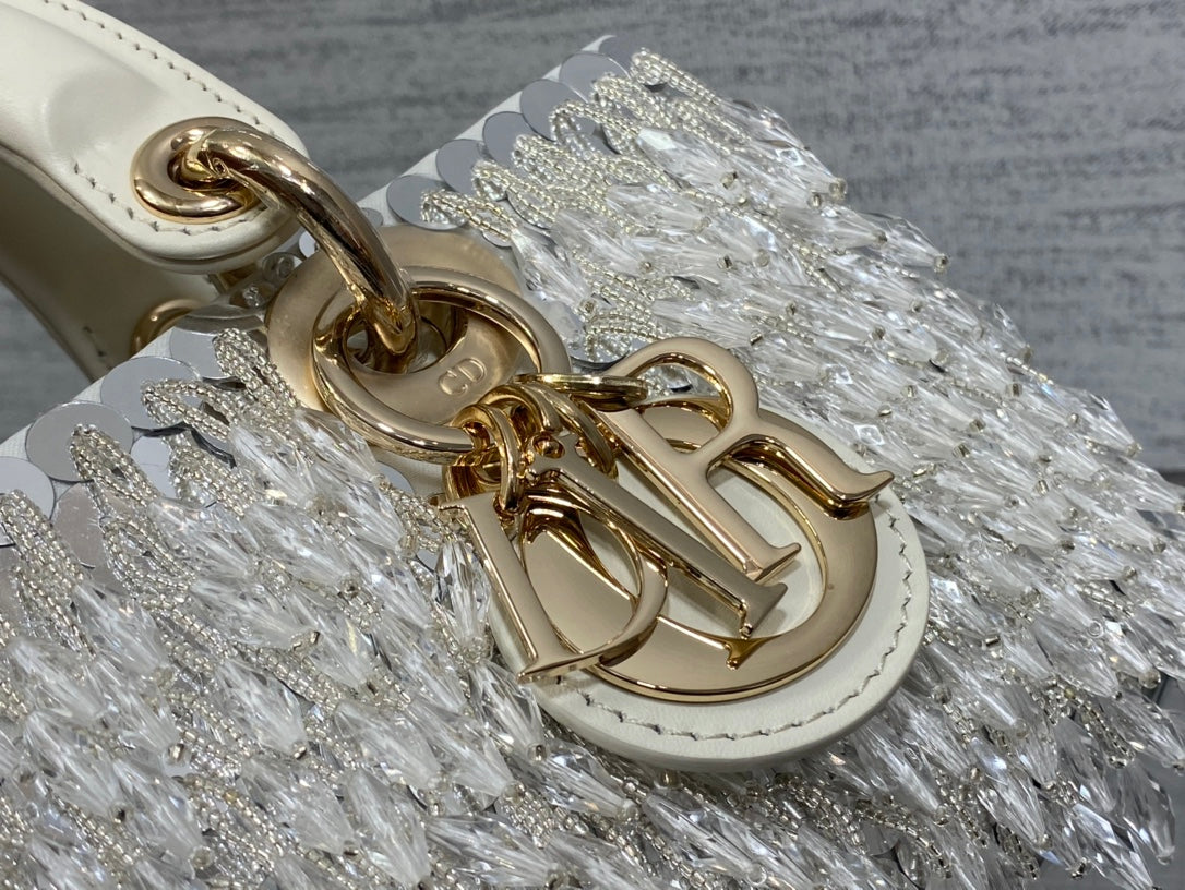 D1or M0613 Small Lady D-joy Bag Cannage Lambskin Limited Edition D-Joy Bag Black Fabric Embroidered with Glass-Bead Fringe White 3 dior m0613 small lady d joy bag cannage lambskin limited edition heavy industry beads white 03 luxibags.ru .jpg