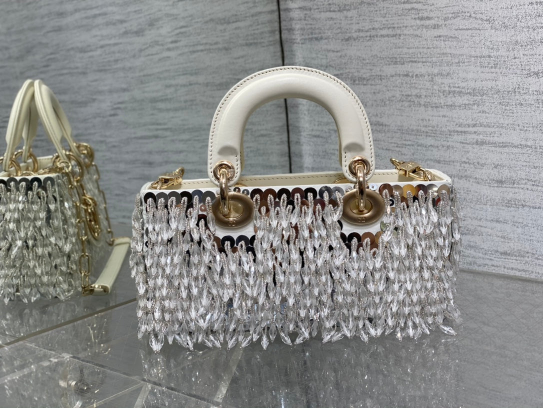 D1or M0613 Small Lady D-joy Bag Cannage Lambskin Limited Edition D-Joy Bag Black Fabric Embroidered with Glass-Bead Fringe White 5 dior m0613 small lady d joy bag cannage lambskin limited edition heavy industry beads white 05 luxibags.ru .jpg