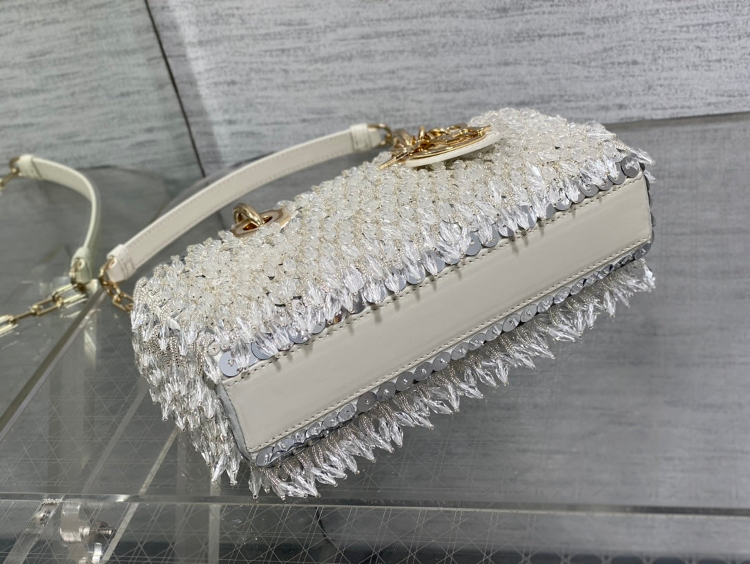 D1or M0613 Small Lady D-joy Bag Cannage Lambskin Limited Edition D-Joy Bag Black Fabric Embroidered with Glass-Bead Fringe White 7 dior m0613 small lady d joy bag cannage lambskin limited edition heavy industry beads white 07 luxibags.ru .jpg