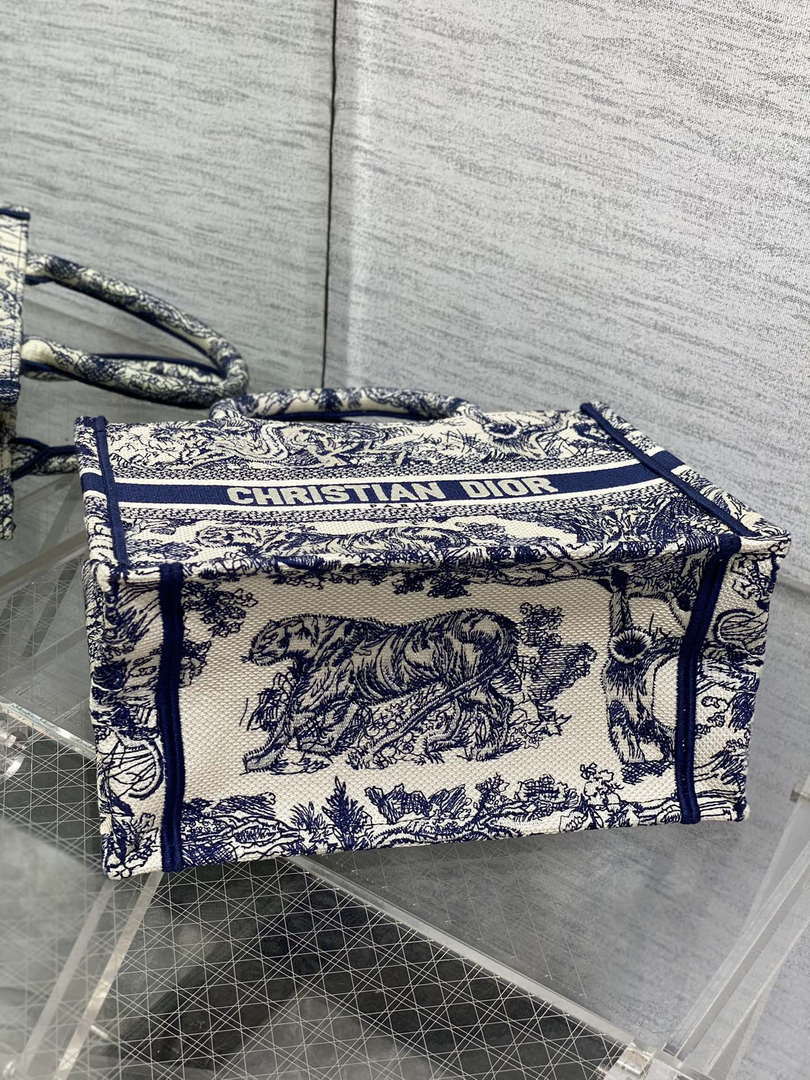 D1or M1265 Small Book Tote Toile de Jouy Sauvage Embroidery M9603 7 dior m1265 small book tote toile de jouy sauvage embroidery m9603 007 luxibags.ru .jpg