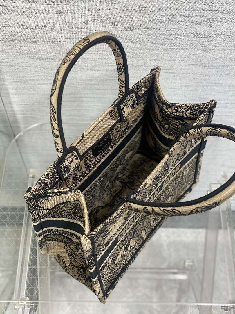 D1or M1265 Small Book Tote Toile de Jouy Sauvage Embroidery M9607 8 dior m1265 small book tote toile de jouy sauvage embroidery m9607 008 luxibags.ru .jpg