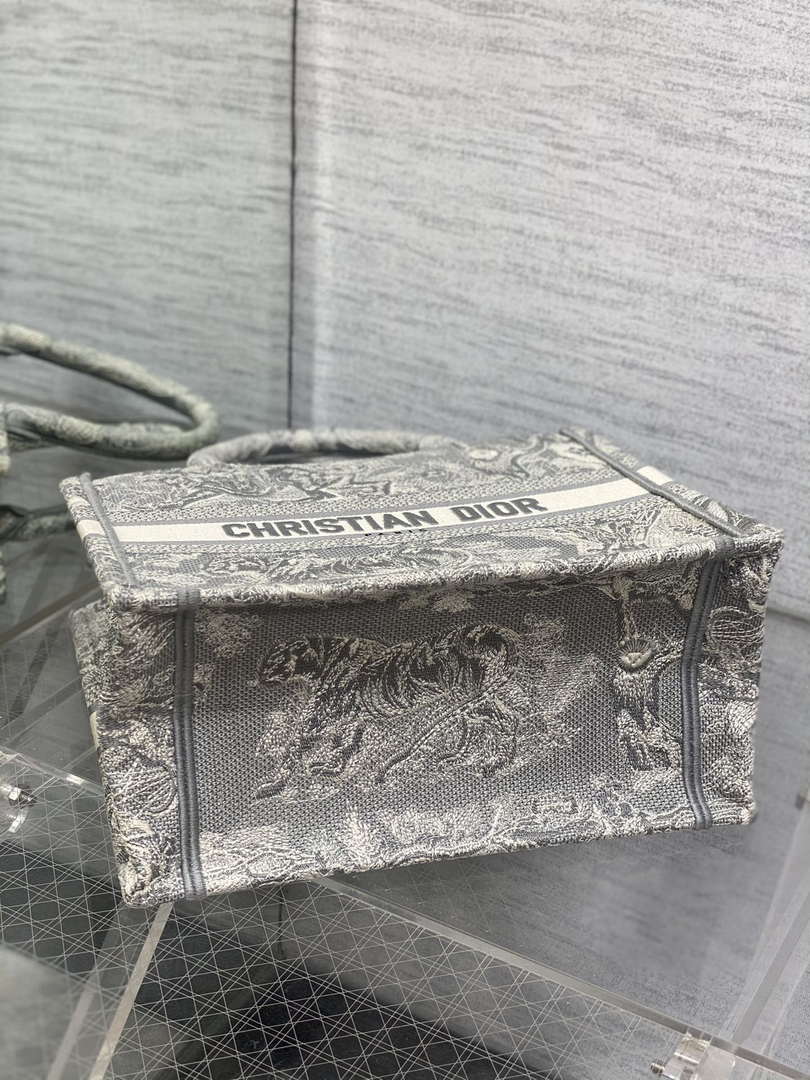 D1or M1265 Small Book Tote Toile de Jouy Sauvage Embroidery M9609 7 dior m1265 small book tote toile de jouy sauvage embroidery m9609 007 luxibags.ru .jpg