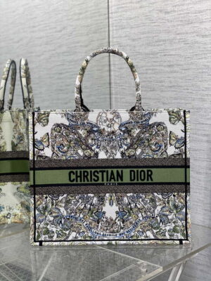 dior m1286 large book tote butterfly bandana embroidery m105 01 luxibags.ru .jpg
