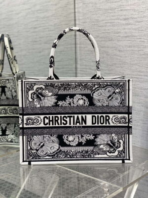 dior m1296 book tote medium black and white butterfly bandana embroidery m093 001 luxibags.ru .jpg