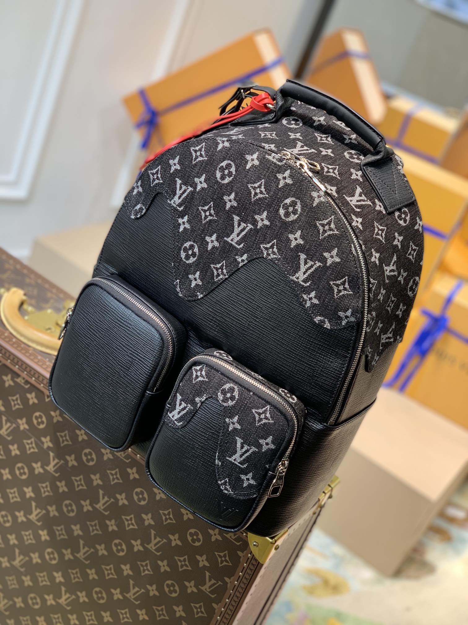 LV Backpack 1 lv borsa uomo jnnkj.jpg