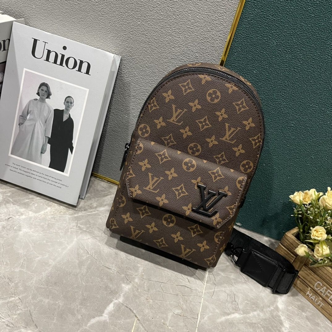 LV Backpack 1 lv borsa uomo rgb5j.jpg