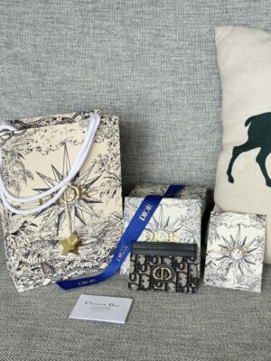 p390 30 montaigne tqupx.jpg