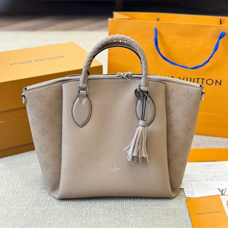 louis vuitton mahina leather haumea bag beige 30cm yfip9.jpg
