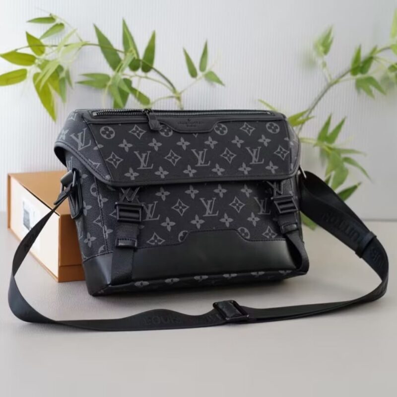 louis vuitton messenger voyager monogram eclipse bag black 28cm zmpcv.jpg