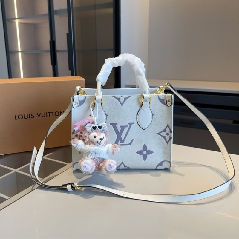 louis vuitton onthego pm dove white 25cm qaxxp.jpg