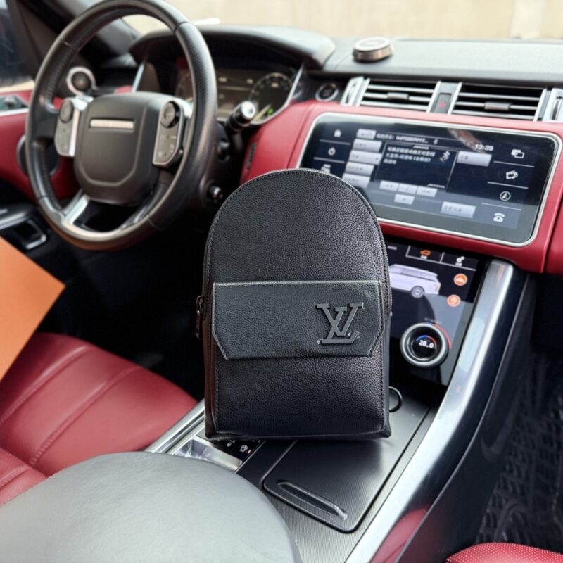 louis vuitton pilot slingbag black 30cm m23736 yhhzn.jpg