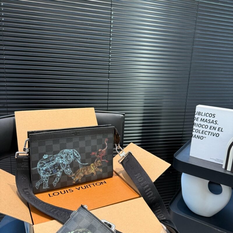 louis vuitton pochette voyage mm damier graphite stamps black 27cm n64605 6usrj.jpg