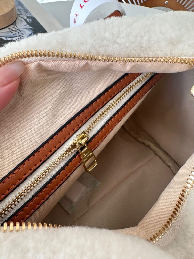 louis vuitton speedy bandouliere monogram teddy fleece 25 white 25cm ntzpr.jpg