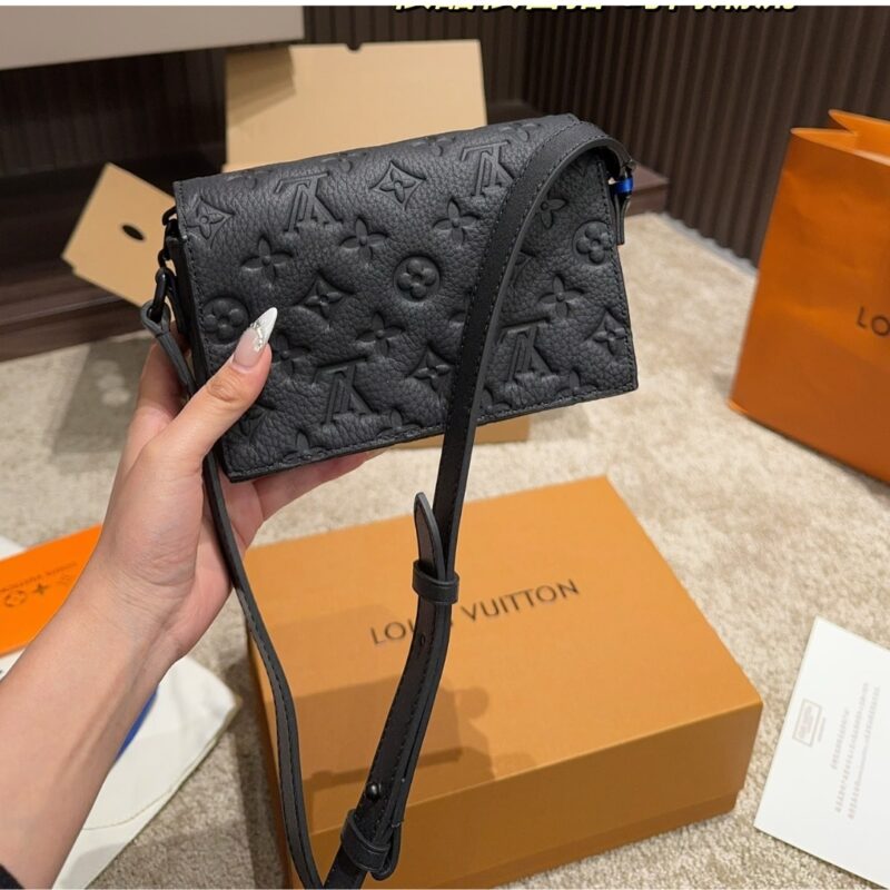 louis vuitton steamer wearable wallet monogram taurillon black 17cm m81746 6f3s4.jpg