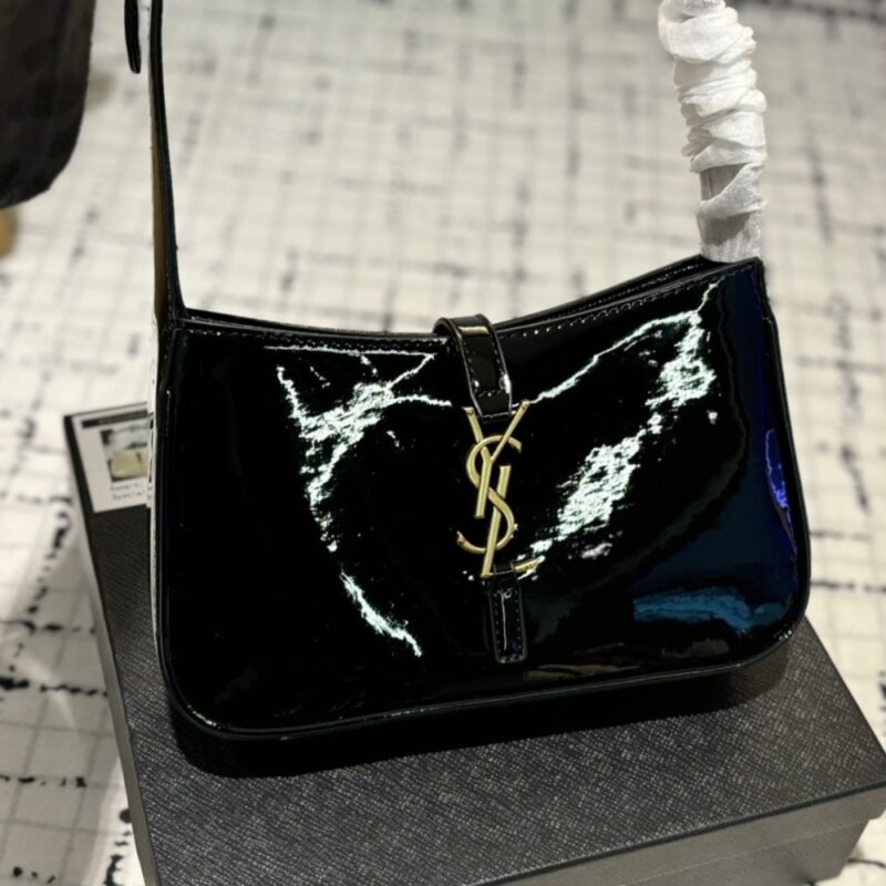 saint laurent le 5 a 7 patent hobo bag in shiny leather black 25cm zjo11.jpg