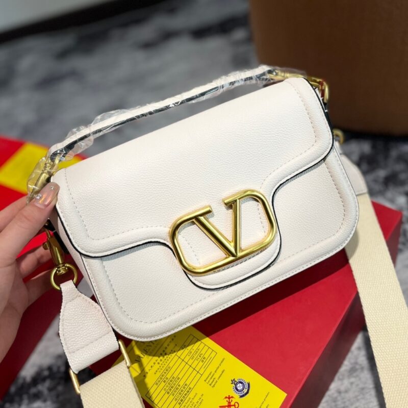 valentino garavani alltime grainy leather shoulder bag white 23cm 4w2b0n20imz 098 ffxi4.jpg